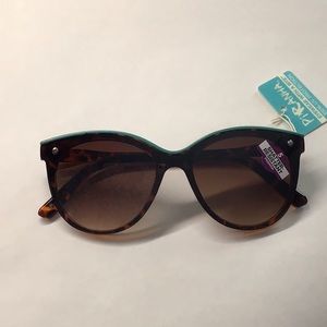 Women’s tortoiseshell catseye frame sunglasses